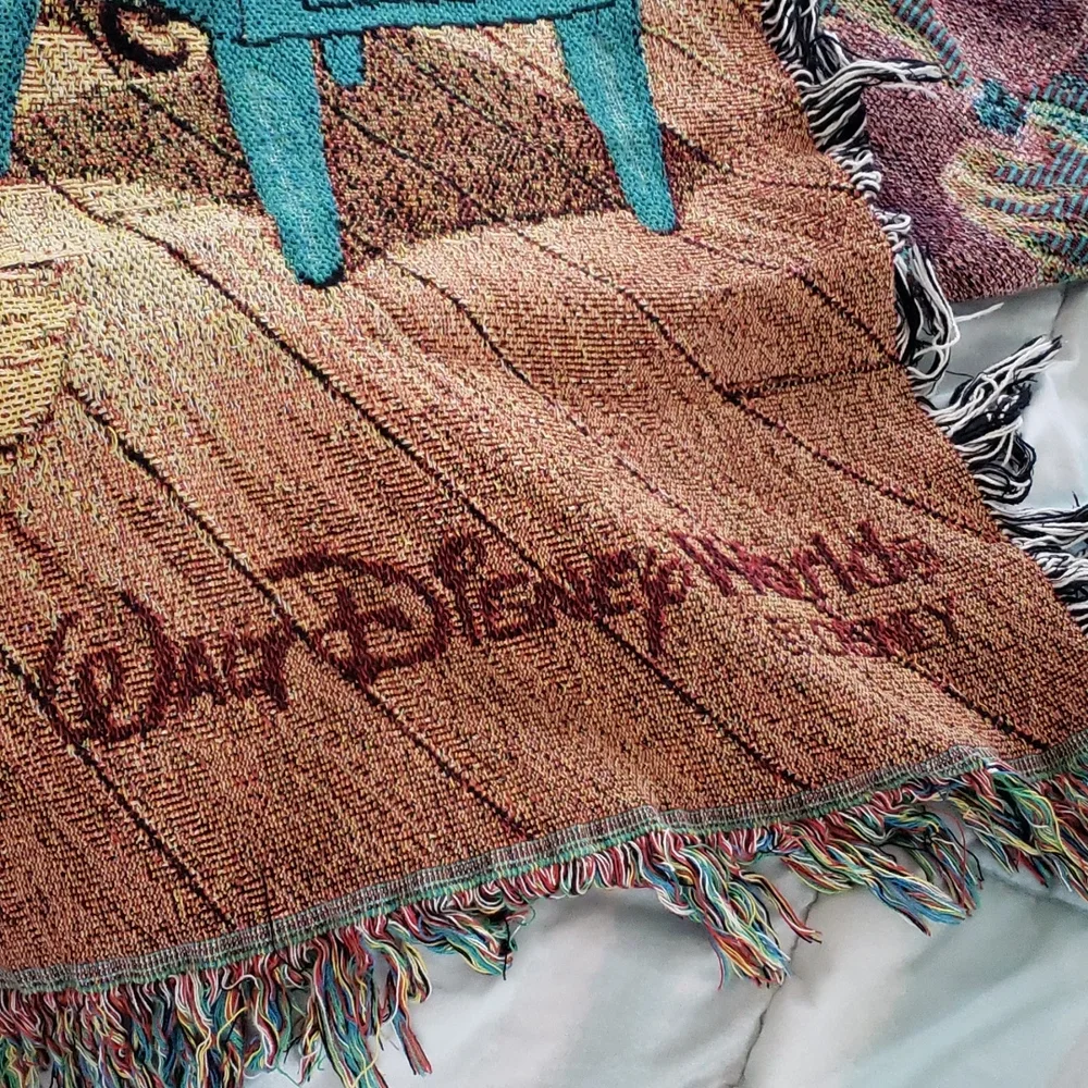 Walt Disney World Mickey's Holiday Gathering Woven Knit Throw 60X50